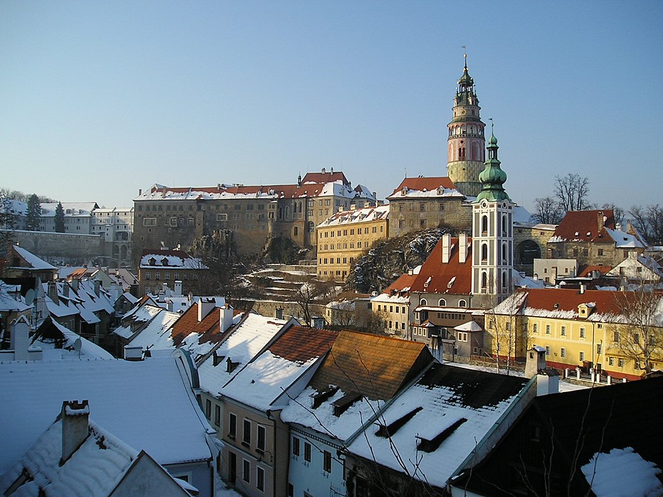 Český Krumlov é facilmente acessível a partir de Praga, por ônibus ou trem, em viagens que duram cerca de 3 horas. Muitos turistas fazem bate-volta, mas a cidade merece ao menos uma noite para ser apreciada com calma.