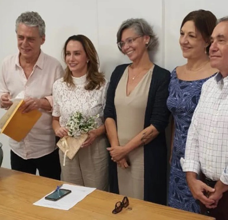 Em 2021, o compositor casou-se com a advogada Carol Proner em um cartório de Petrópolis, no Rio de Janeiro. 
