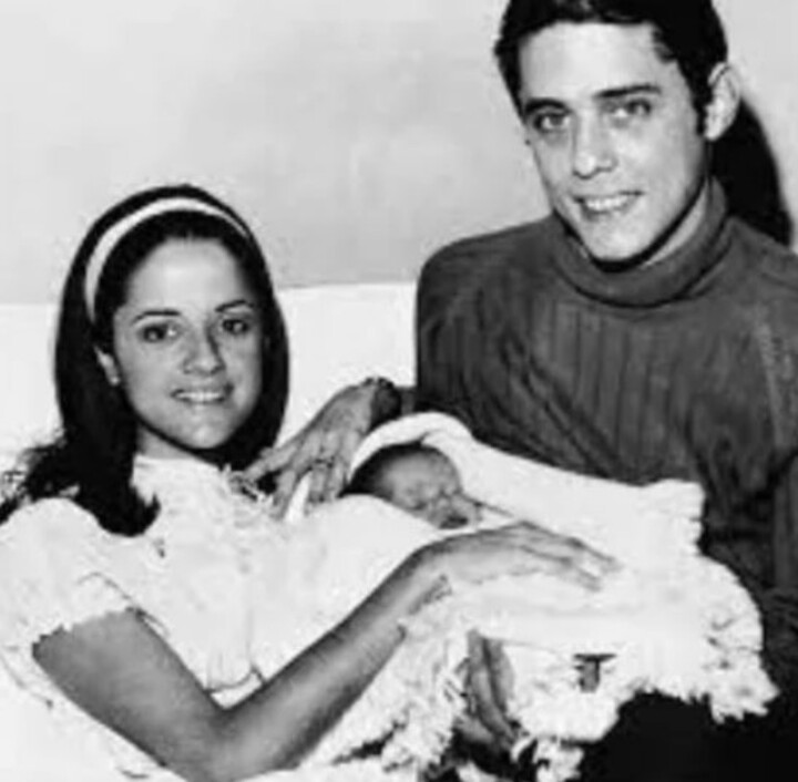 Chico Buarque foi casado por 33 anos, de 1966 a 1999, com Marieta Severo. Com a atriz, teve as filhas Silvia (atriz nascida durante o exílio do cantor na Itália), Helena e Luísa. 

