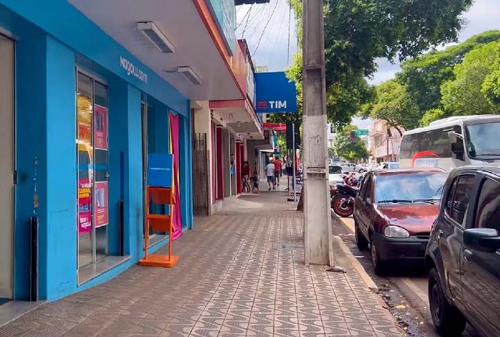 Quando ele parou, eu passei a mão nele, conversei com ele e até perguntei se me daria de volta. Ai ele soltou numa boa, me deu uma rodeada e logo saiu, explicou a mulher.