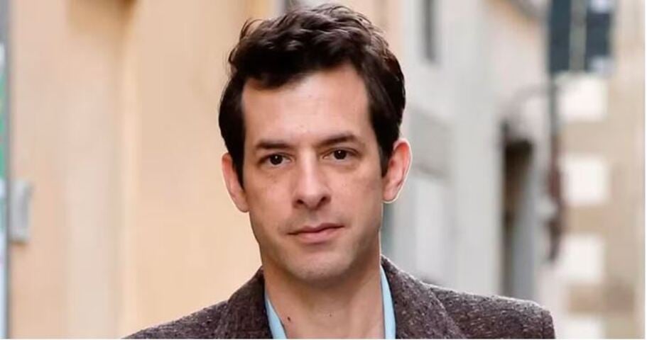 Ronson foi apresentado ao Rei do Pop por Sean Lennon, filho de John Lennon e Yoko Ono. Após assistir ao show, ele participou de uma after party no hotel com cerca de 50 convidados.