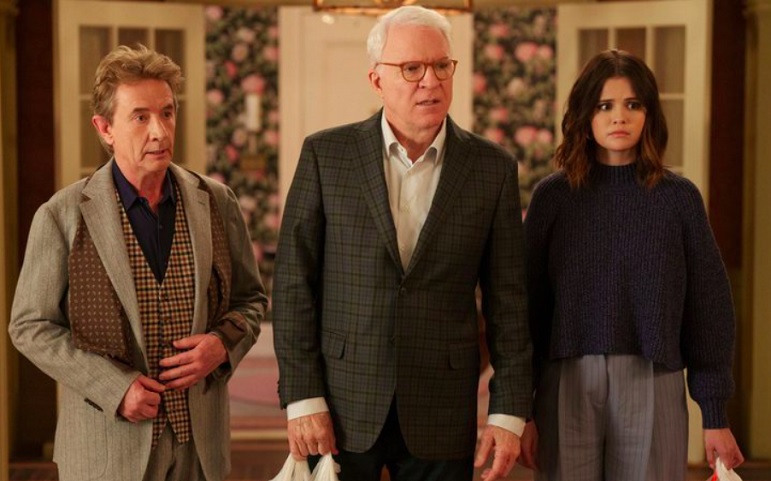 Atualmente, Steve Martin estrela a série Only Murders In The Building, ao lado de Selena Gomez e Martin Short. A produção está disponível no Brasil pelo Disney.