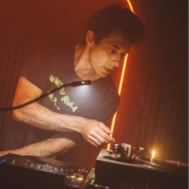 Apesar de afirmar que nada de estranho ou inadequado aconteceu, Ronson admite que, com o surgimento das acusações de abuso contra Jackson, ele passou a reexaminar aquele momento diversas vezes