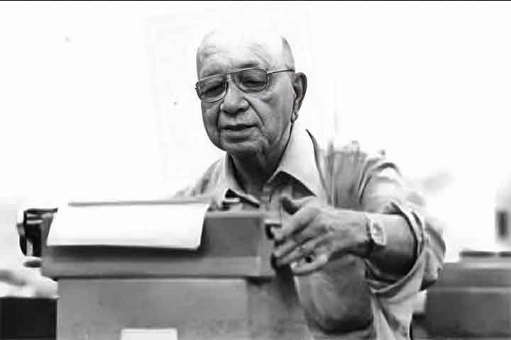 Poeta, tradutor e jornalista, ele é considerado um dos principais expoentes da segunda geração do modernismo brasileiro. 
