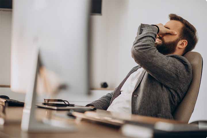 Outros fatores, como histórico familiar, sedentarismo, obesidade, tabagismo e exercer profissões que exigem longos períodos em pé ou sentado - como motoristas, professores e atendentes - aumentam os riscos de desenvolver o distúrbio.
