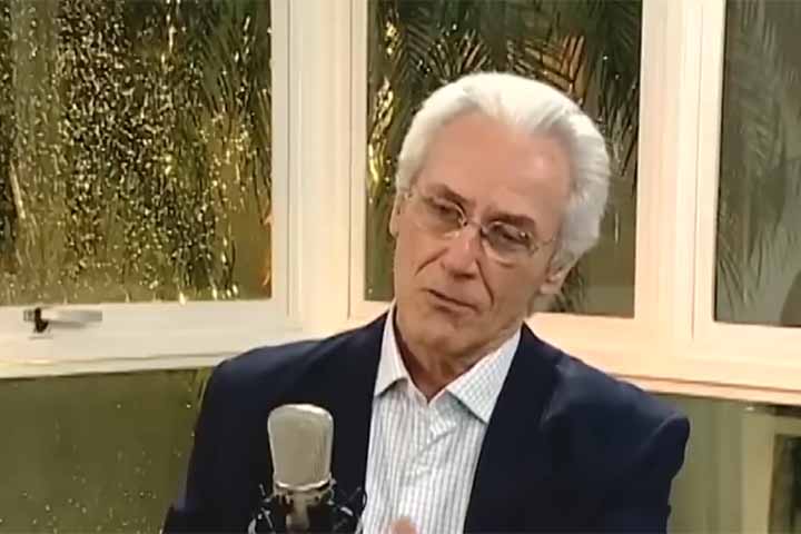 Em meados de 1976, ela se envolveu com o empresário Raul Fernando do Amaral Street, conhecido como Doca Street, com quem manteve relacionamento conturbado marcado por manifestações de ciúme e violência verbal por parte dele.
