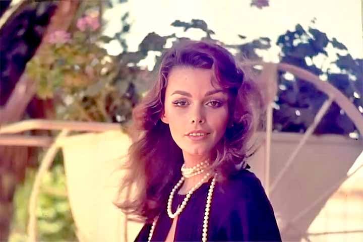 Após uma briga, Doca saiu da casa, mas voltou pouco tempo depois. A discussão recomeçou, e ele acabou atirando à queima-roupa em Ângela: foram quatro tiros disparados com uma pistola Beretta - três no rosto e um na nuca. 
