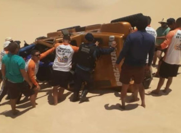 Jipe capotou nas dunas da praia de Canoa Quebrada, em Aracati, nesse domingo, 21. Foi o segundo caso em três dias
 