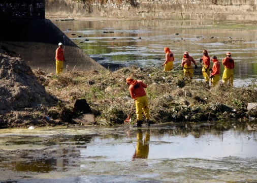 Limpeza das águas do canal da BR-116 que passa pelo viadulto da Borges de Melo.