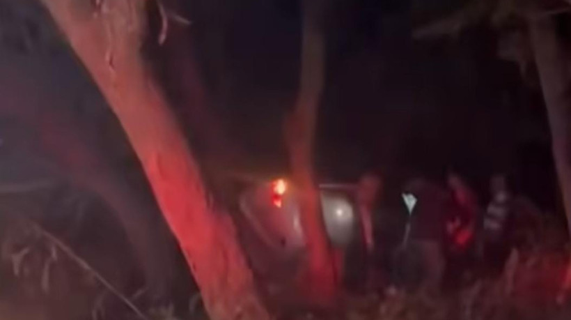 Voyage envolvido no acidente colidiu com a moto, subiu uma ribanceira e ficou tombado entre duas árvores