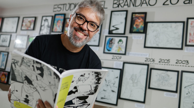 Na foto, Daniel Brand&atilde;o, desenhista. Entre mem&oacute;ria e cria&ccedil;&atilde;o, HQs brasileiras seguem resistindo