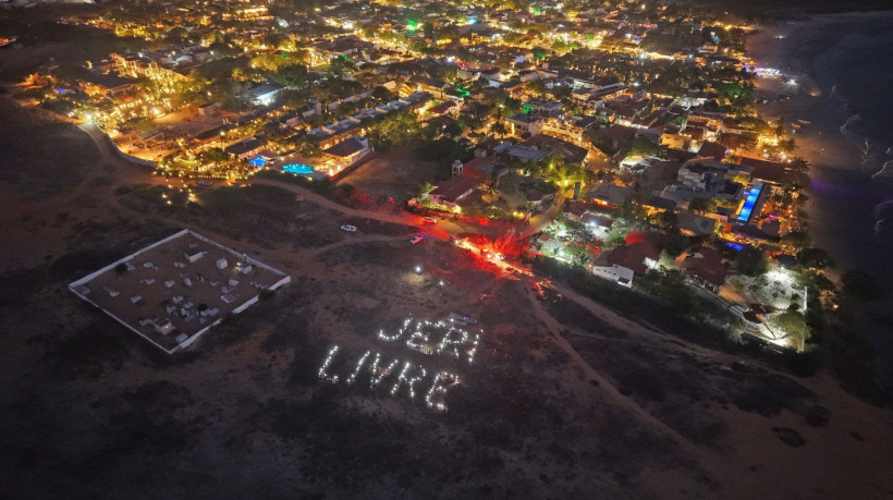 Imagem aérea de protesto na vila de Jericoacoara pedindo acesso livre ao local