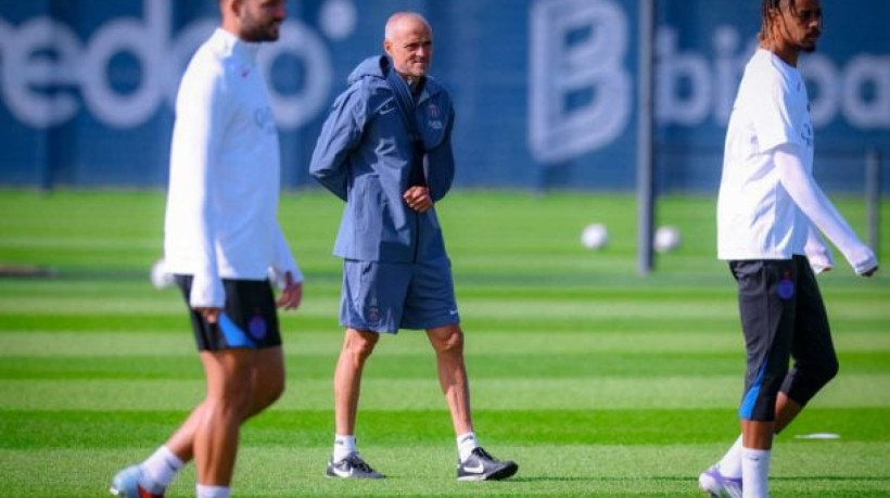 Liga de Futebol Profissional da França tentou adiar jogo para terça, mas equipe e Marselha foi irredutível, o que desagradou o clube parisiense