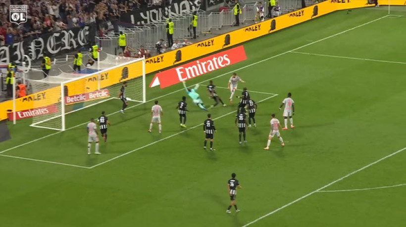 Tessmann aproveita rebote e garante vitória do Lyon