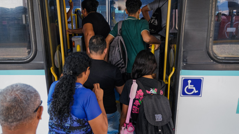 FORTALEZA-CE, BRASIL, 22-09-2025: Redução de 75% nos assaltos a ônibus. Na foto, a movimentação no Terminal do Papicu. (Foto: Fernanda Barros/ O Povo)