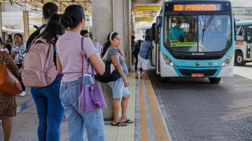 Passageiros são afetados com suspensão de 25 linhas de ônibus nesta segunda-feira, 29, em Fortaleza 
