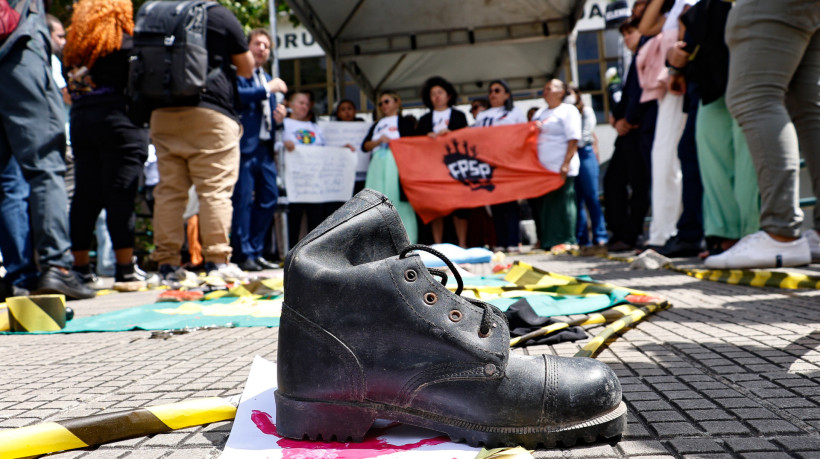 Familiares se reuniram na entrada do Fórum Clóvis Bevilaqua, em Fortaleza, durante o 5º júri da Chacina do Curió