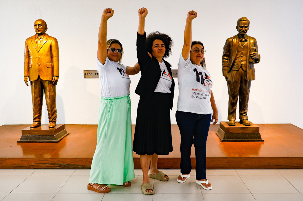 FORTALEZA, CEARÁ,  BRASIL- 22.09.2025: Silvia Pereira, mãe sobrevivente, Suderli Pereira, mãe do Jardel, Maria de Jesus da Silva, mãe do Renayson.. Começa nesta segunda-feira, 22, o quinto julgamento dos policiais militares acusados de participação na Chacina da Grande Messejana (ou Chacina do Curió), que, em 12 de novembro de 2015, em Fortaleza, deixou 11 mortos e 7 sobreviventes. Irão a julgamento: Marcílio Costa de Andrade e Luciano Breno Freitas Martiniano..(Daniel Galber/Especial para O POVO)                                                                                                                                                                                                                                                                                                                                                                                                                                                                                    