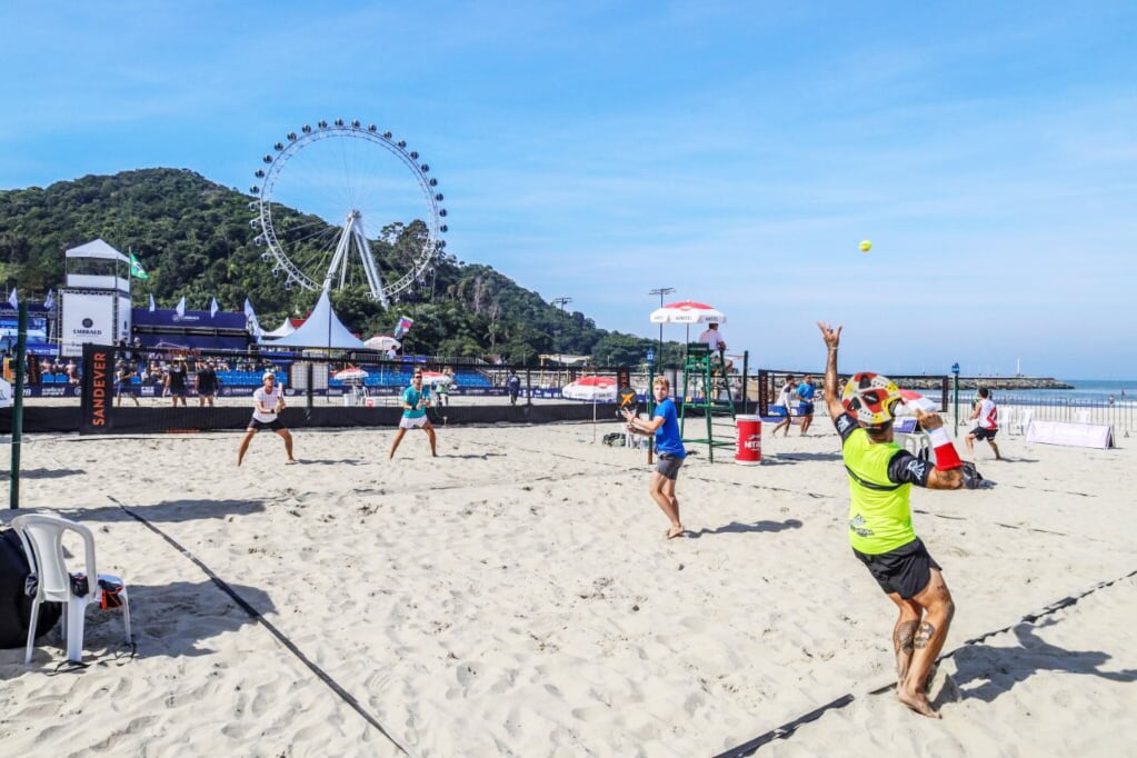 Por outro lado, haverá lei para regulamentar o uso da faixa de areia para esporte e eventos — em agosto de 2025, há mais de 300 quadras na Praia Central. Assim, a Fundação de Esportes da cidade pretende reduzir drasticamente: para 140.