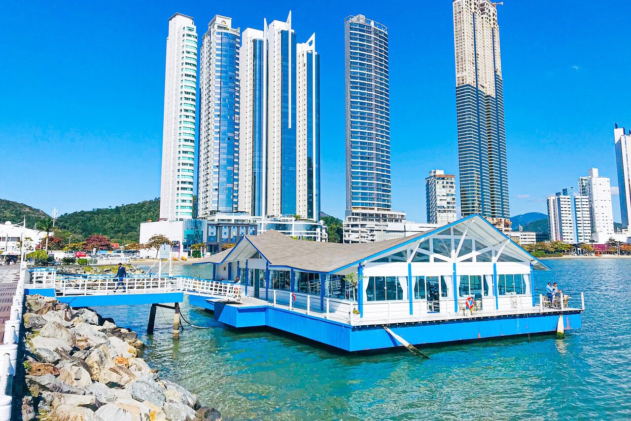 Passeios temáticos, bares flutuantes e festas à beira-mar fazem da cidade um destino que nunca dorme. Balneário é referência em entretenimento para todas as idades.