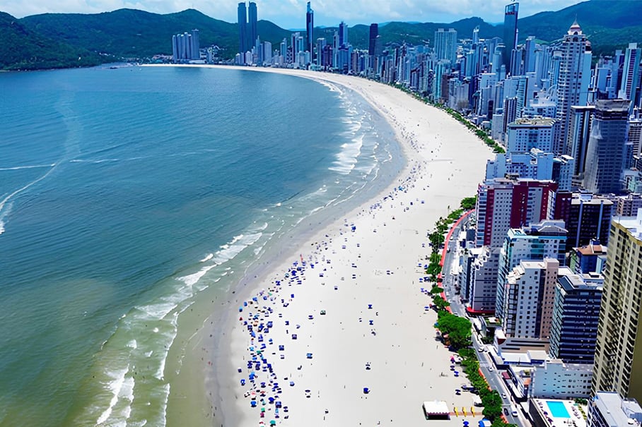 A cidade localizada no litoral de Santa Catarina, aliás, está prestes a ganhar um muro subterrâneo de 6 quilômetros na Praia Central, seu coração turístico. O objetivo? Proteger a orla dos efeitos da maré alta e garantir mais segurança para moradores e turistas.


