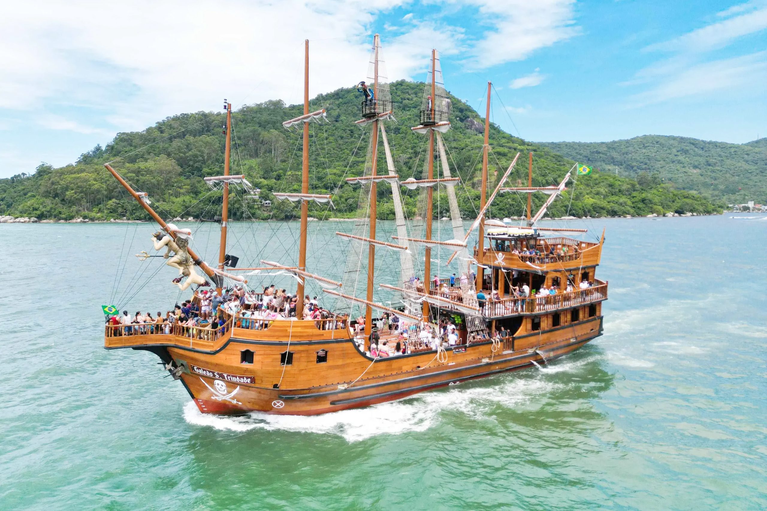 Passeios de barco com vista ecológica, como, por exemplo, o tradicional Barco Pirata, percorrem a costa até a Ilha das Cabras e Praia de Laranjeiras. Além do teatro a bordo, o trajeto revela paisagens preservadas do litoral catarinense.