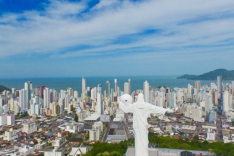 Apesar de ter mais de 49 mil empresas registradas, a cidade enfrenta escassez de profissionais em setores estratégicos. Um desafio para manter o ritmo de crescimento