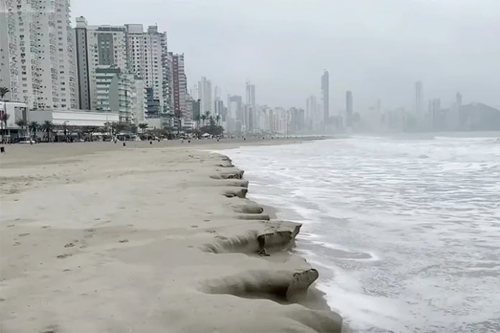 Após o alargamento da faixa de areia em 2021, surgiram poças e erosões causadas pela maré alta. O muro, portanto, vai funcionar como contenção do avanço da água e barreira contra a erosão, a fim de preservar a nova estrutura da praia.

