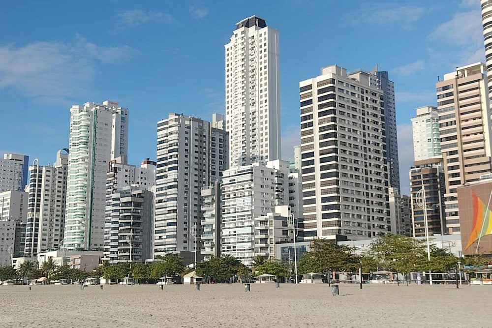 A Avenida Atlântica margeia a orla de Balneário Camboriú e abriga alguns dos arranha-céus mais altos e sofisticados do país. Segundo o índice FipeZap, o município lidera o ranking do metro quadrado mais caro do Brasil. 