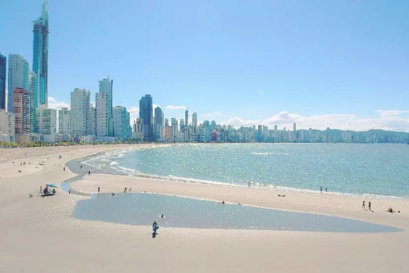 Desde o alargamento da faixa de areia para 70 metros em 2021, a maré alta tem formado poças que lembram piscinas naturais na orla. O fenômeno despertou curiosidade e levantou dúvidas sobre os impactos da obra. O prazo para o fim dos trabalhos não foi divulgado.
