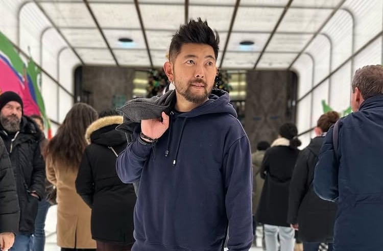 Daniel Uemura: Começou aos 13 anos em comerciais, e ficou conhecido como Raiden em Malhação. Atuou em novelas como Amor à Vida, Sol Nascente e séries como 3% e Os Ausentes. Foi apresentador do TV Globinho e repórter no Mais Você. Também atuou no cinema e teatro.