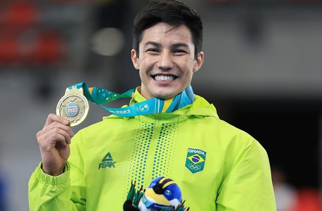 Arthur Nory: Medalhista olímpico de bronze em ginástica nas Olimpíadas do Rio 2016. Também atua como modelo, mostrando versatilidade e é uma voz importante na comunidade LGBTQIA+, promovendo inclusão no esporte. 