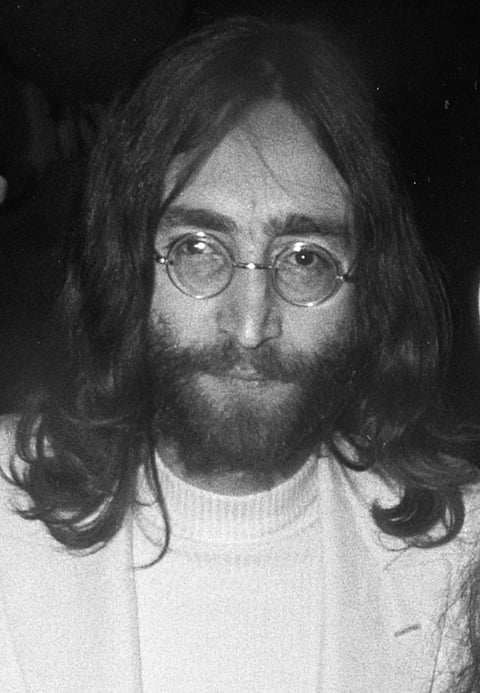 Cantor e compositor, John Lennon seguia carreira solo após o fim dos Beatles e era um dos maiores nomes da música mundial quando foi assassinado. Sua canção Imagine é considerada uma das mais bonitas da história. 