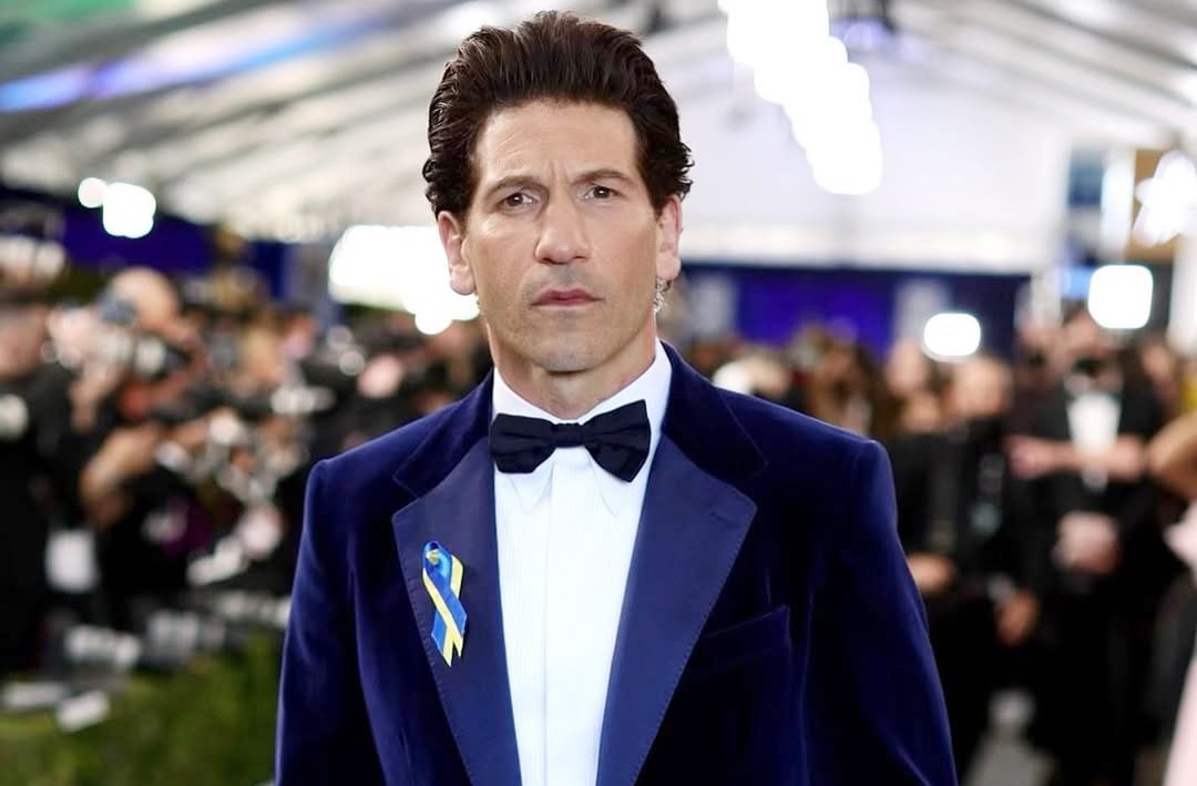 Um dos atores mais intensos e versáteis da atualidade, Jon Bernthal completa 49 anos em 20/09/2025. Natural de Washington D.C., conquistou o público com personagens marcantes, que vão do brutal personagem 