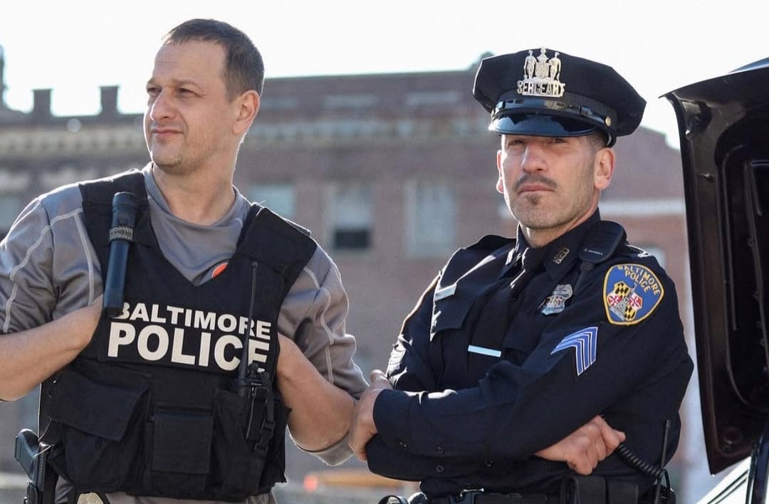 Ator que não apenas interpreta, mas vive seus personagens com uma entrega rara, Jon Bernthal é mais do que o Justiceiro ou Shane Walsh — ele é um artista que transforma dor, força e vulnerabilidade em arte.