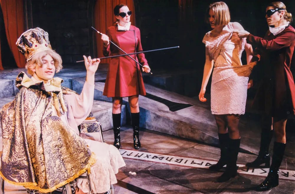 Estudou teatro em sua cidade natal, onde fez sua pós-graduação na Skidmore College. Depois seguiu para a Moscow Art Theatre na Rússia, e concluiu mestrado em atuação na Universidade de Harvard.
