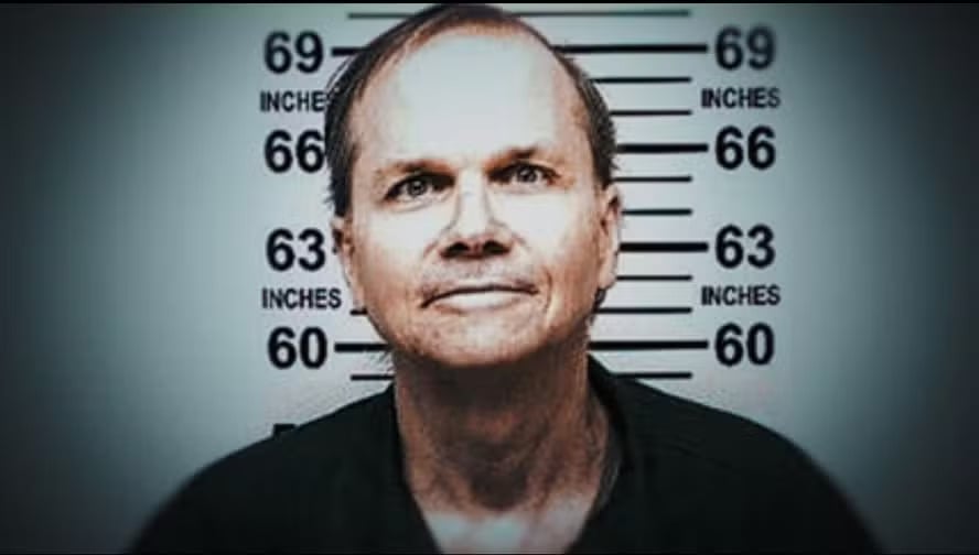 Condenado à prisão perpétua em 24/08/1981 pelo assassinato de John Lennon, um dos fundadores do Beatles, Mark Chapman tinha uma série de objeções ao músico a quem disse considerar um “impostor” e querer fama. Assim, fez tudo de forma premeditada.
