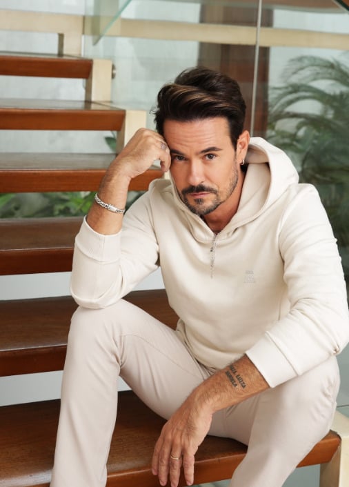 Paulo Eduardo Oliveira de Vilhena Moraes nasceu em Santos, São Paulo, no dia 3 de janeiro de 1979. Ele demonstrou interesse pelas artes cênicas desde cedo, e iniciou sua carreira como modelo na adolescência. 
