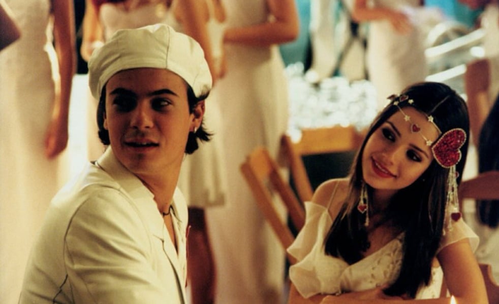 Enquanto estudava Publicidade e Propaganda na PUC em São Paulo, recebeu um convite para atuar no seriado “Sandy e Junior”. Ele trancou a faculdade e iniciou sua carreira na TV Globo em 1998. Assim, deu vida a Gustavo até 2001.
