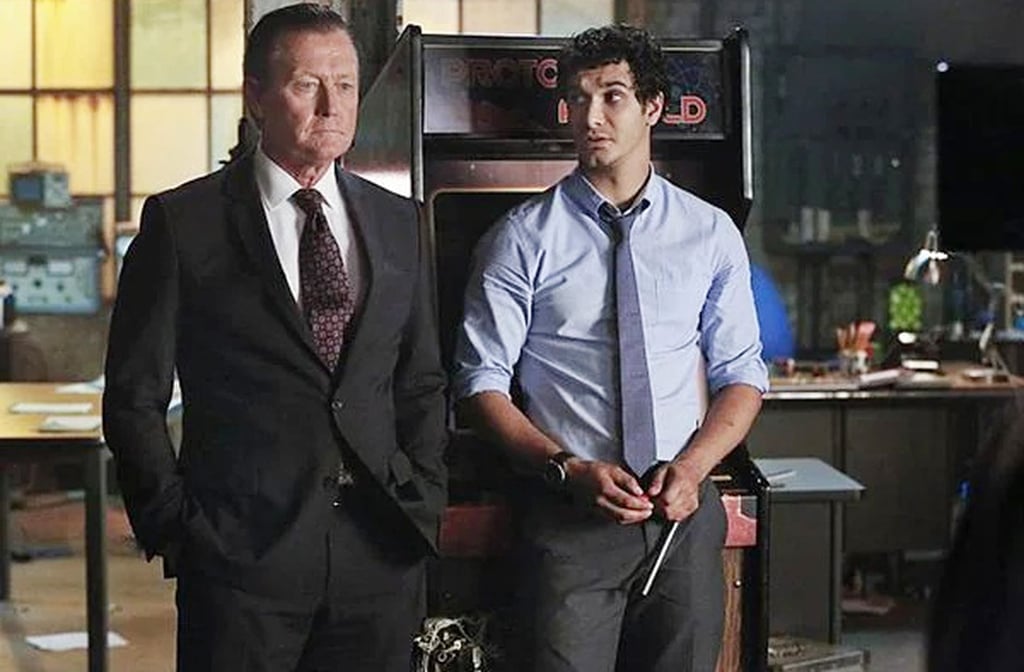 Em Scorpion, interpretou um ex-agente do governo que lidera um time de gênios. O personagem Cabe Gallo é rígido, protetor e essencial para o funcionamento da equipe.