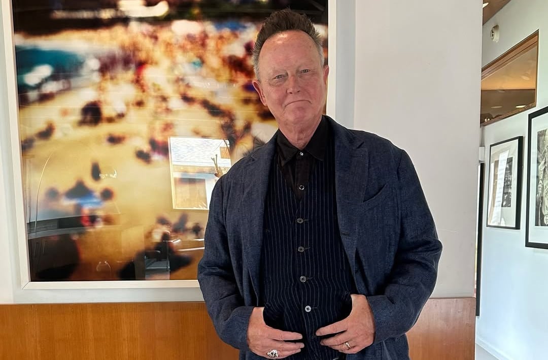 Após perder o LCA, Robert realiza exercícios como agachamentos com equipamentos especiais para fortalecer o joelho. Mantém rotina disciplinada para continuar atuando.