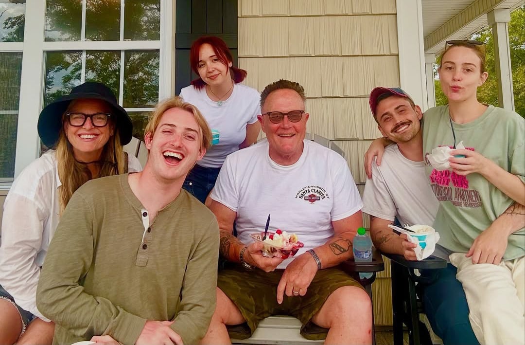 Robert Patrick respondeu com humor aos fãs que comentaram sobre seu ganho de peso após a lesão. Uma prova de que encara a vida com leveza e autenticidade, em especial após a limitação no joelho.