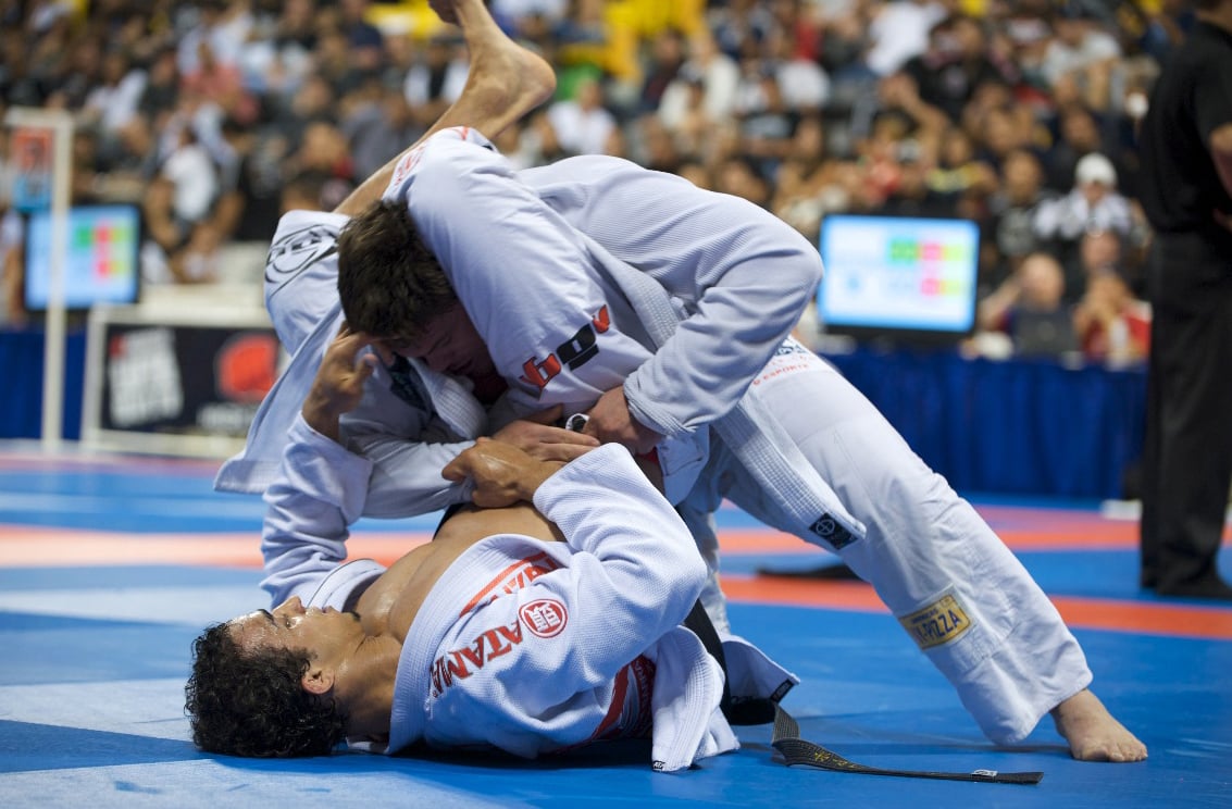 Praticante de Jiu-Jitsu brasileiro, disciplina que contribui para sua forma física e mental, o ator tem no esporte um grande incentivo na recuperação e equilíbrio.