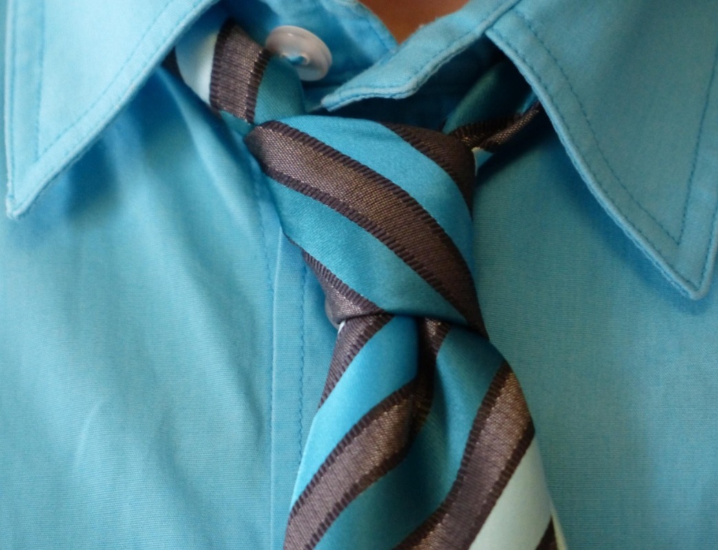 Outra possível origem da gravata remonta há milhares de anos, quando os guerreiros do imperador chinês Shih Huang Ti usavam um cachecol com um nó em volta do pescoço como símbolo de status e de elite entre as tropas.