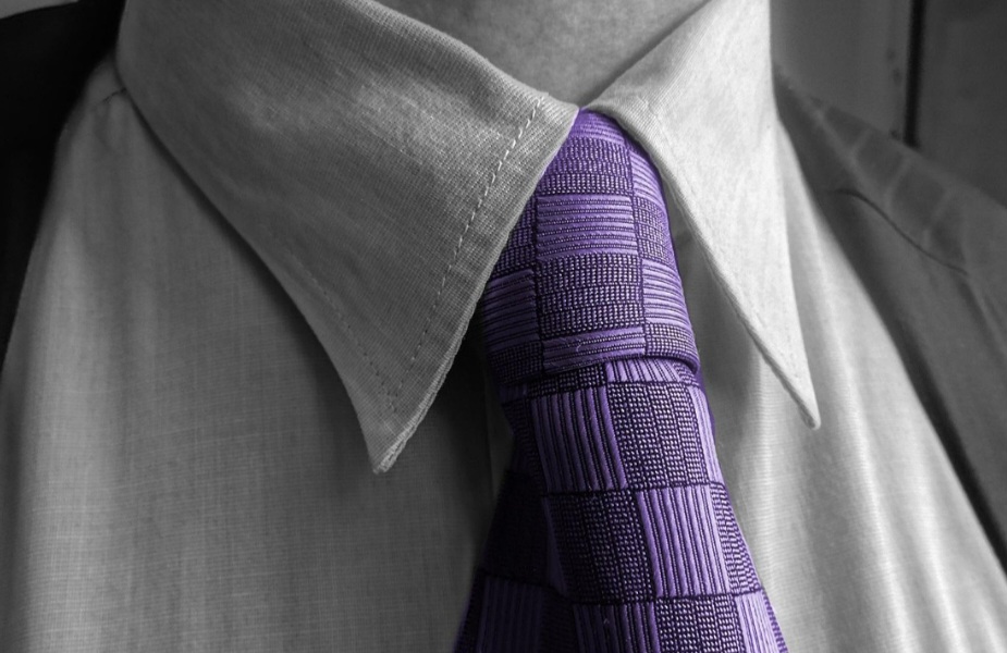 O uso do cravate se espalhou pela Europa, e o adereço passou por diversas transformações. A gravata moderna, no formato que conhecemos hoje, começou a ser definida por volta da década de 1860.