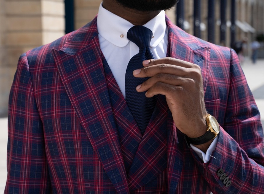 O termo gravata deriva do francês cravate, que por sua vez é uma corruptela de croat, em referência aos mercenários croatas, que primeiro apresentaram a indumentária à sociedade parisiense.