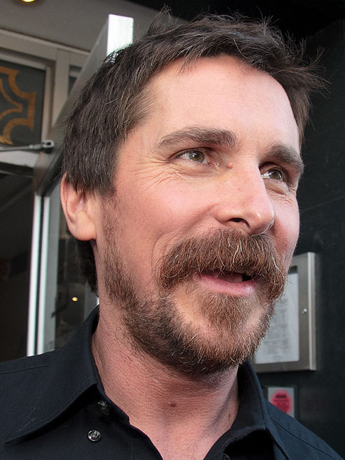 Christian Bale - Foi preso em 2008, em Londres, por uma acusação de violência doméstica feita por sua mãe e sua irmã. Foi liberado ao pagar fiança. 