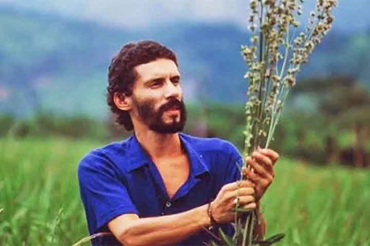 Ele teve contato com o ambiente musical desde cedo, especialmente pela proximidade com o padrinho, que era violonista. Aos 14 anos, compôs sua primeira canção, “Lembranças da Primavera”. 
