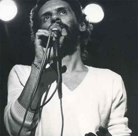 Sucessos como “Recado”, “Explode Coração” - grande sucesso na voz de Maria Bethânia -, “Sangrando”, “Eu Apenas Queria Que Você Soubesse”, “O Que É, o Que É?”, entre outros, tornaram-se peças centrais de sua discografia. 
