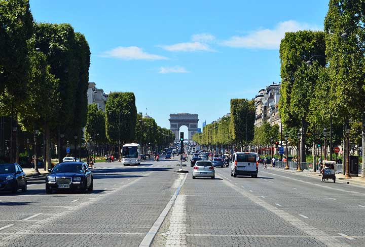 Localizado na Praça Charles de Gaulle, o monumento encontra-se na junção da avenida Charles de Gaulle com a famosa Champs-Élysées. 
